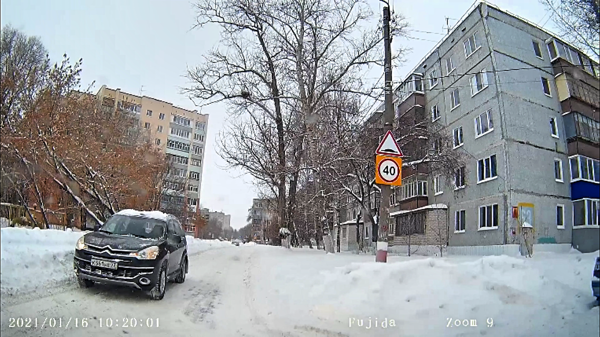 женщина на внедорожнике поворачивает налево