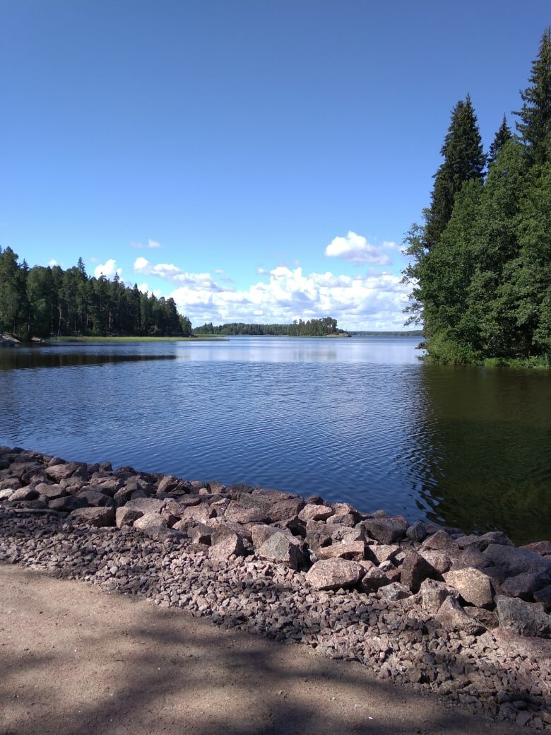 Ровные набережные и тут же рядом дикие скалы - удивительное сочетание