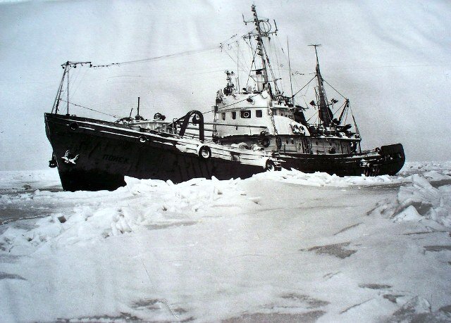 Тюленебойное судно во льдах Северного Каспия. Одной из главных проблем каспийских нефтяников являлись льды, которые повреждали нефтяные вышки. Источник фото: http://astrgo.ru/