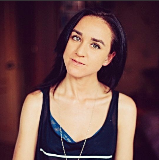 Сама художница Мария Сусаренко.