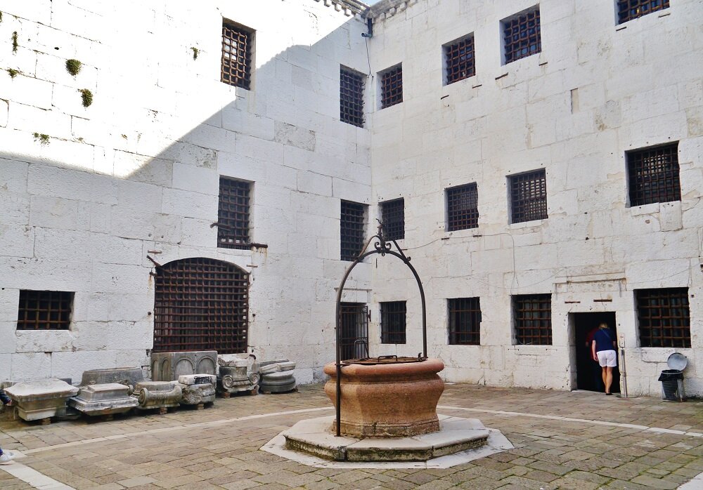 Внутренний двор тюрьмы [Карчери]. Источник: Pinterest