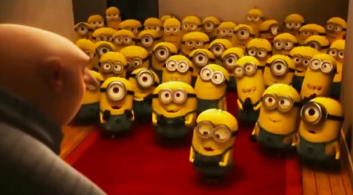 Курьеры в желтых плащах напоминают миньонов. И их также много. Кадр из мульта Миньоны