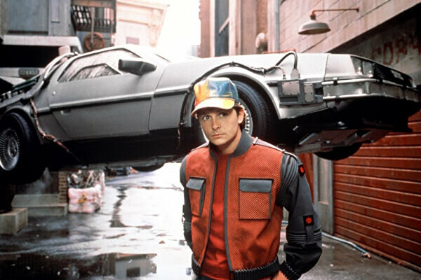 Майкл Джей Фокс знаком публике по работе в кинотрилогии «Назад в будущее». И если активная фаза карьеры актера уже давно прекратилась, то благотворительная деятельность Фокса получает с годами все большее развитие: 
1)Фонд по исследованию болезни Паркинсона (Майкл сам страдает от этого недуга) был основан актером в 2000 году и за время своего существования вложил более $ 800 млн в изучение и решение данной проблемы.
2)Фокс активно спонсировал и привлекал внимание к благотворительным мероприятиям, связанным с трагедией 11 сентября в Нью-Йорке.
3)В марте 2019 года заявил об открытии 127 новых грантов на сумму более $ 24 млн, направленных на борьбу с болезнью Паркинсона.