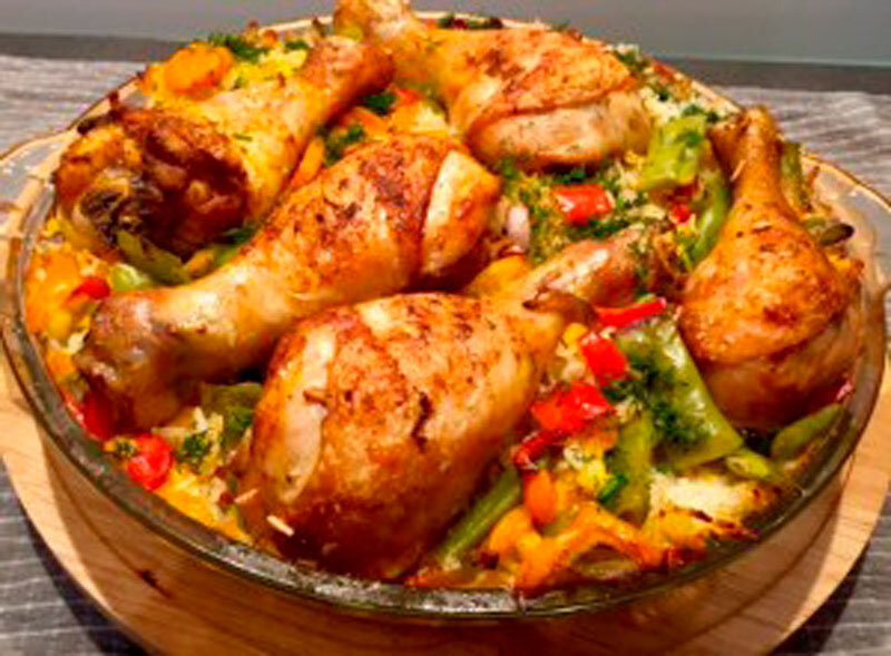 Голени в духовке с овощами рецепт. Курица с овощами. Рис с овощами и курицей в духовке. Курица с овощами на сков. Куриные голени с овощами в духовке.