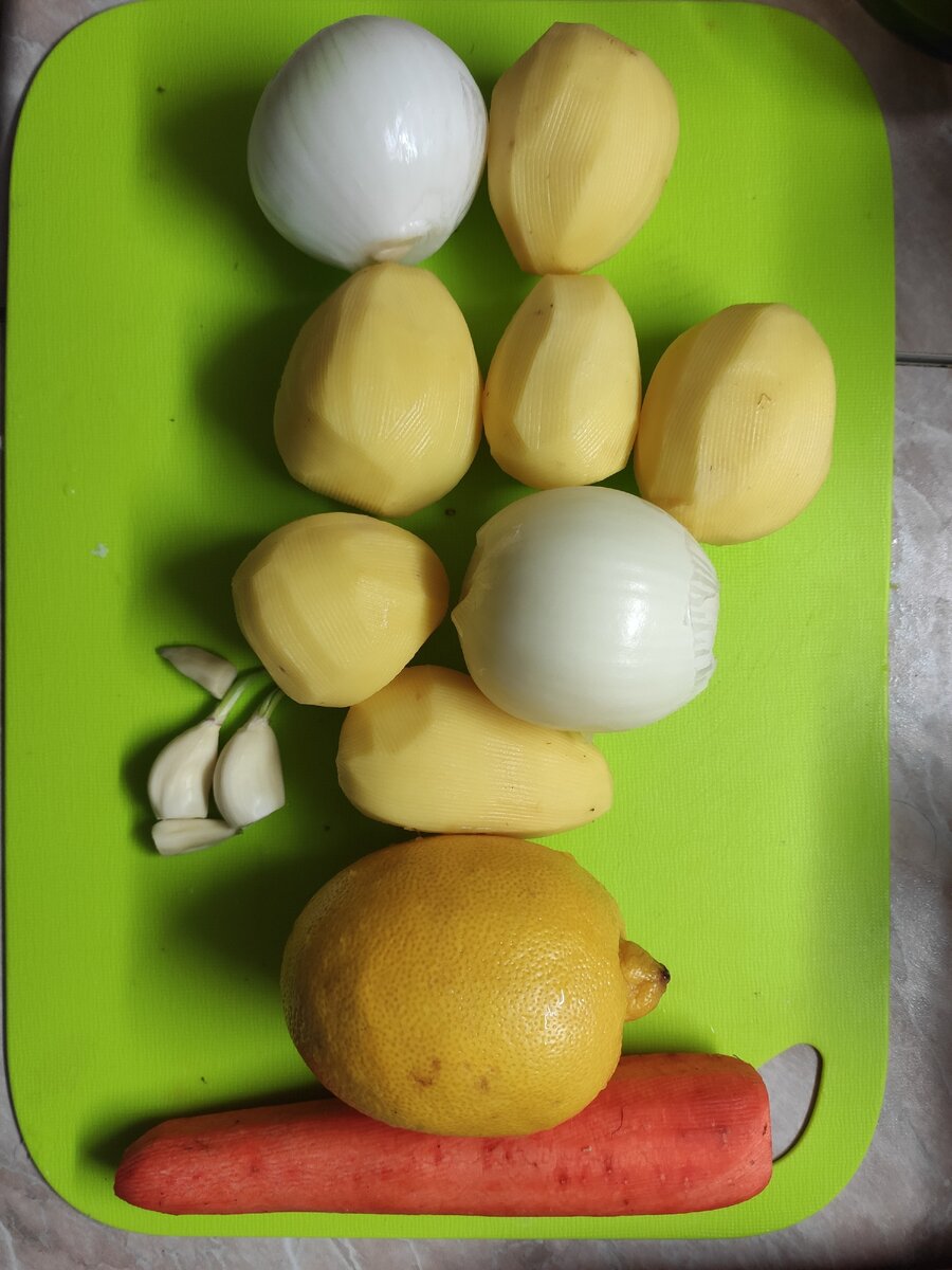 Состав: картошка, морковка,лук, чеснок, томатная паста, копченые ребрышки, полукопченая колбаса, колбаски охотничьи, сливочное масло, огурцы маринованные, ламповый лист, чёрный перец, маслины, лимон. 