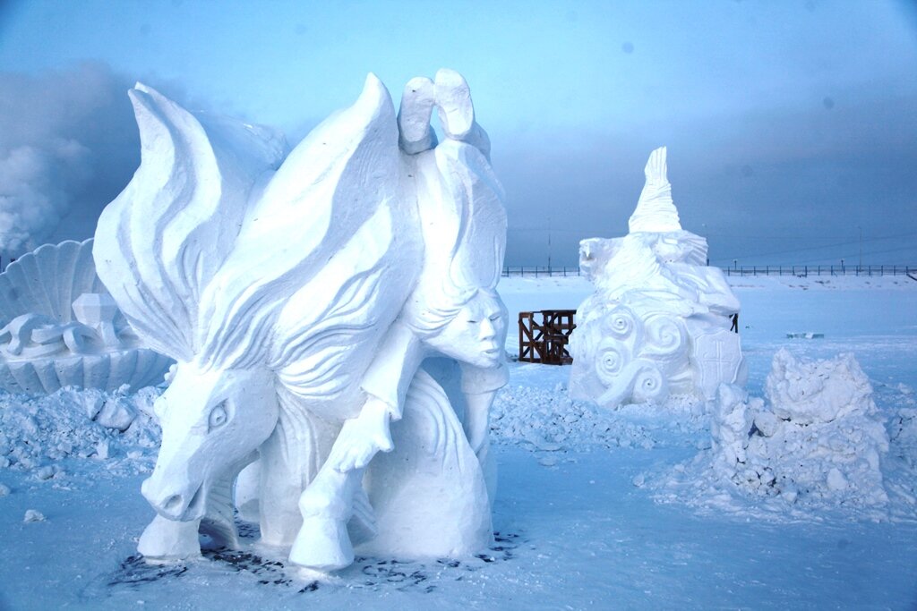 Ледяной, снежный городок Якутск. Чысхаан Снежная скульптура. Ледовые скульптуры в Якутии. Снежные скульптуры Якутии 2021г.