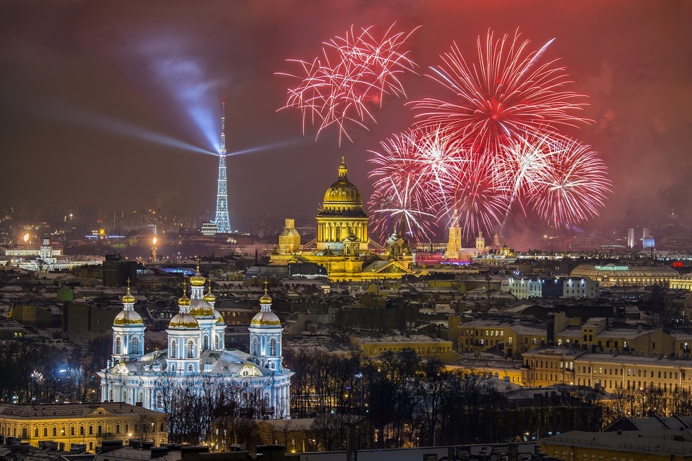 Источник: https://peterburg2.ru/articles/otkrytye-kryshi-i-mosty-otkuda-smotret-salyut-na-novyy-god-35855.html