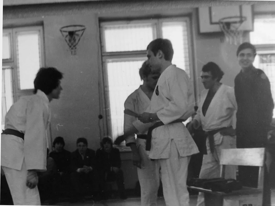 Вручение сертификата ученикам школы после экзамена. 