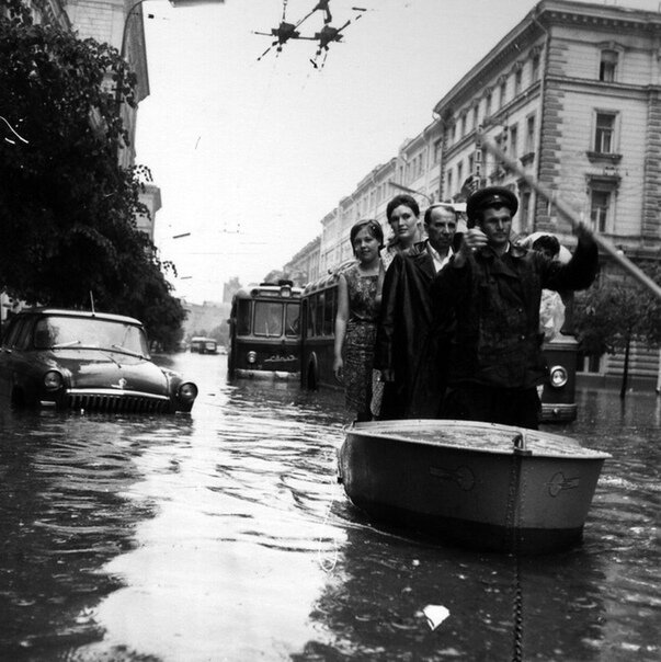 Разлив Неглинки в 1959 году. (фото найдено в ВК). Если уж в наше время речка так разливается, то что было в древности?..