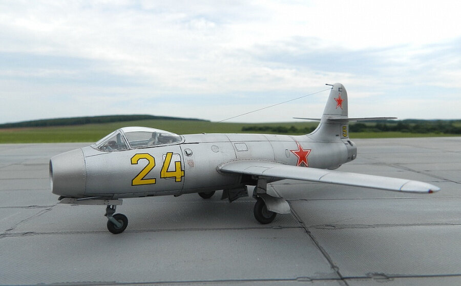 Модель экспериментального истребителя Як-19. Автор модели Игорь Емашев.