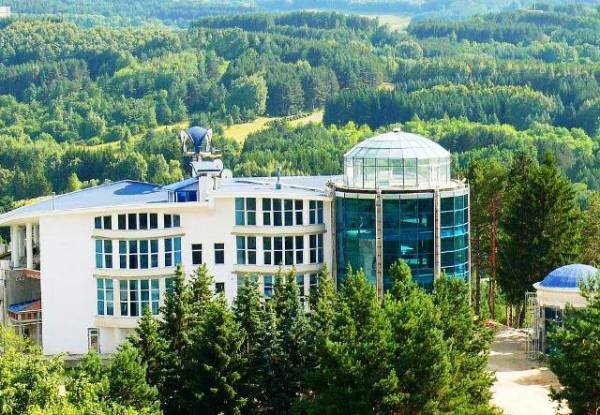 А Сам он прячется справа наверху за бронированными окнами, синькой покрытыми!