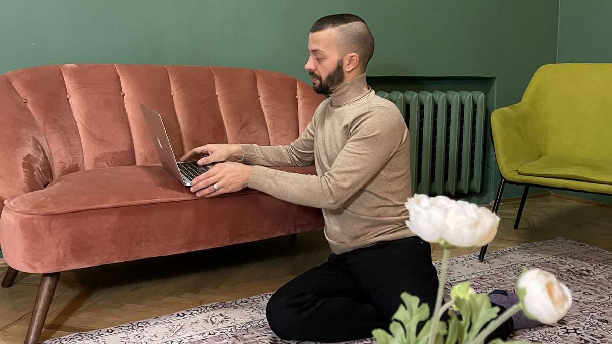 Работать можно как удобно: сидя, лёжа, стоя.