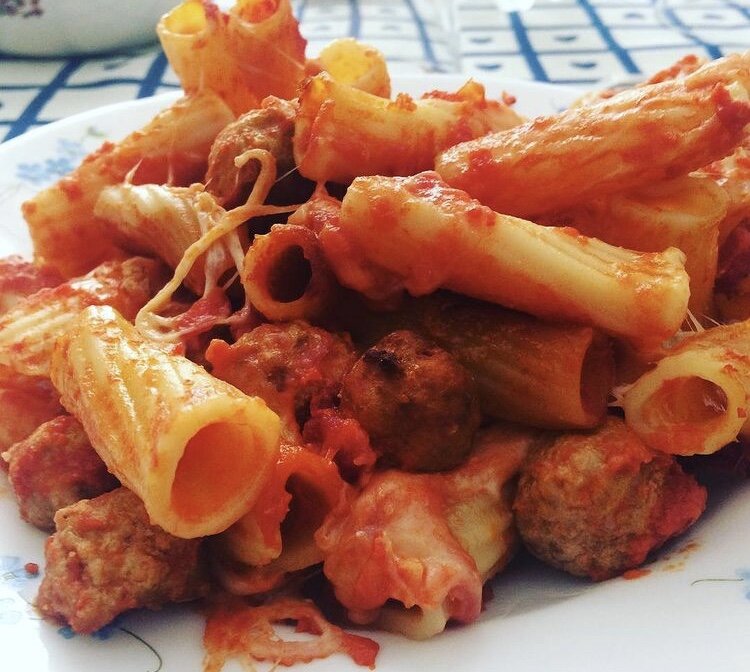Pasta al forno также готовят с добавлением местных тефтелей и обжаренных баклажан по-неаполитански