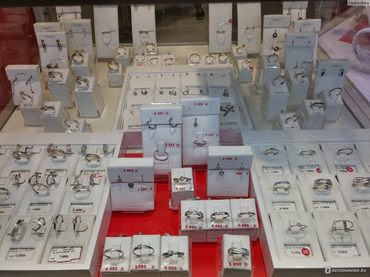 Пример витрины ювелирного магазина с раздельным хранением серебра.