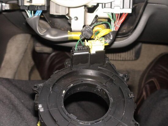 Отсоединяю подрулевой шлейф от контактов и вынимаю 