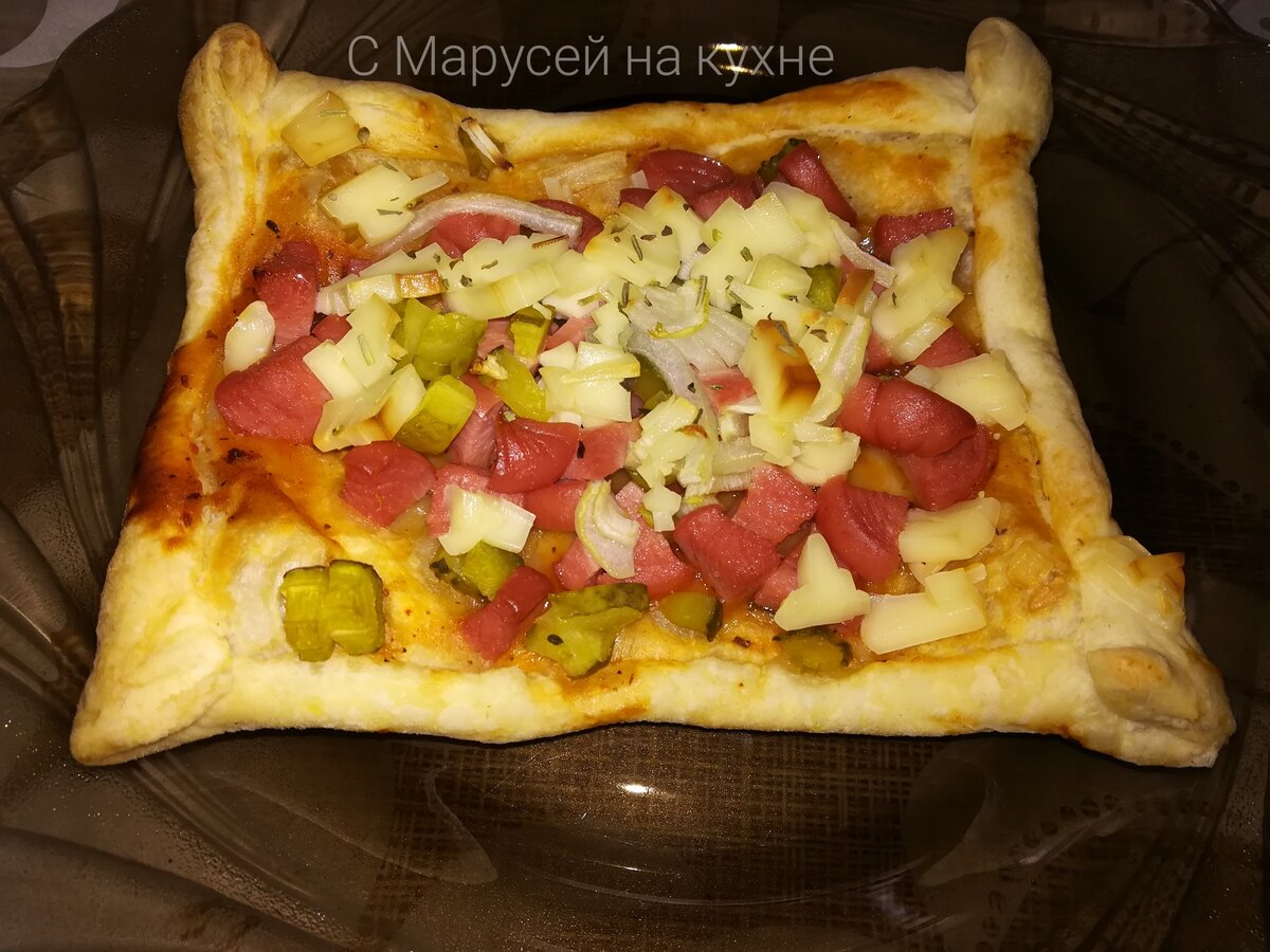 Пицца из слоеного теста с колбасой