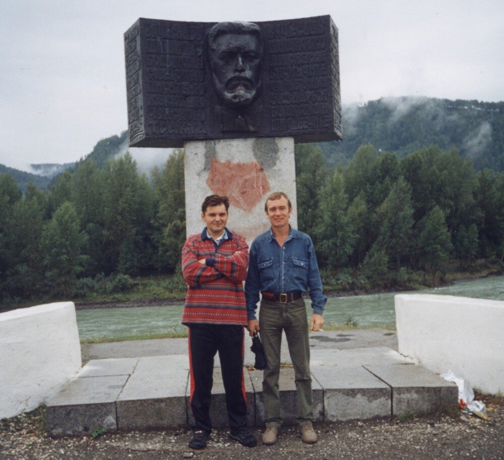 я и Василий у памятника Шишкову на Чуйском тракте