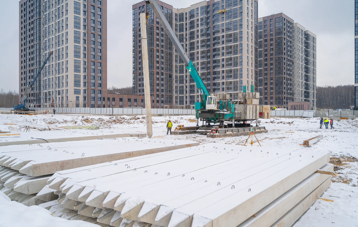 Строительные работы на начало февраля 2021 года. На фоне ЖК «Лесопарковая». Фото с сайта застройщика.