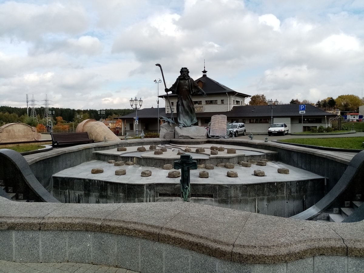 Кстати, фонтан оборудован специальной купелью с подогревом воды для проведения обрядов крещения.