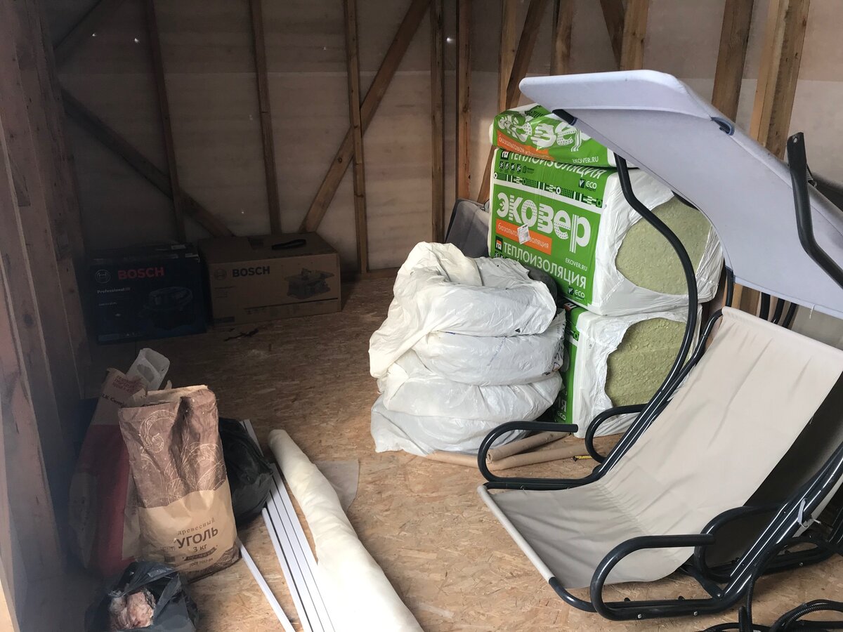 Внутри пока что, расположились остатки строительных материалов, коробки, детали от качели, даже Бритнины кости в зимний период хранятся тут. В скором времени добавится дополнительное барахло из дома