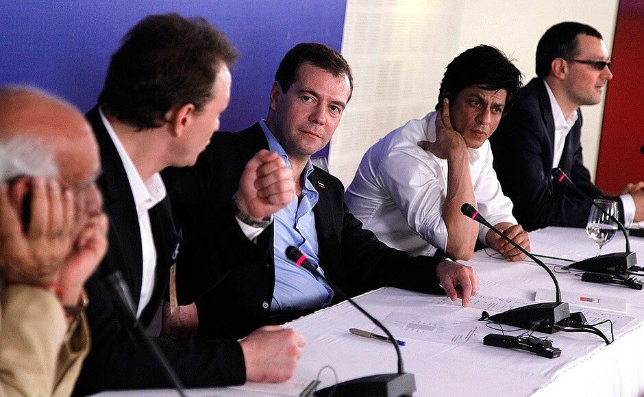 Источник: kremlin.ru Пресс-конференция: Яш Чопра, Марат Башаров, Дмитрий Медведев, Шах Рукх Кхан, Егор Бероев.