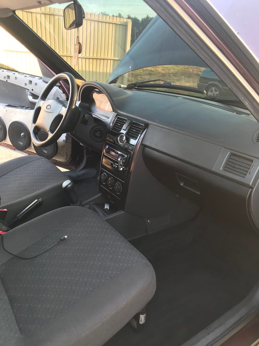 Всем привет, расскажу про установку музыки. Ставил я музыку, подразумевался громкий фронт и хорошее сабовое звено. Провода кг50, две протяжки на +и- от аккумулятора, акустические провода 4мм и 2мм, в каждую дверь +и- (Тоесть по 4 провода в дверь).В Ш татную гофру залезло впринципе без проблем. Звуковые провода (Тюльпаны), ну и естественно Rem. По левому порогу пустил силовые провода, тоесть кг50 2 протяжки. По правому порогу идут акустические провода 4 протяжки. По центру соответственно звуковые провода(Тюльпаны) и ремоут. Ещё дам маленький совет, есть пересечение проводов неизбежно, пересекаться они должны крест накрест, наводки будут минимальны, если вообще будут.