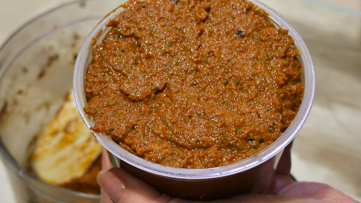 В составе лук, чеснок, куркума, тмин, порошок чили, лимонный сок, кинза и помидоры. Подходит для вегетарианцев и веганов.