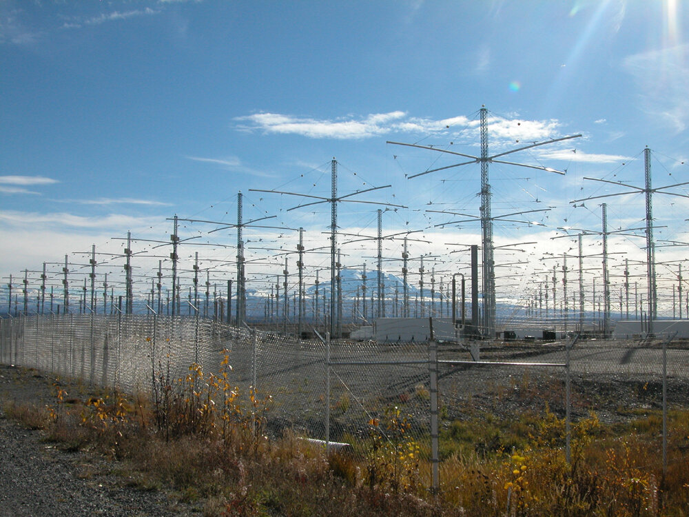 Часть оборудования HAARP (Michael Kleiman, US Air Force, Public domain, via Wikimedia Commons)