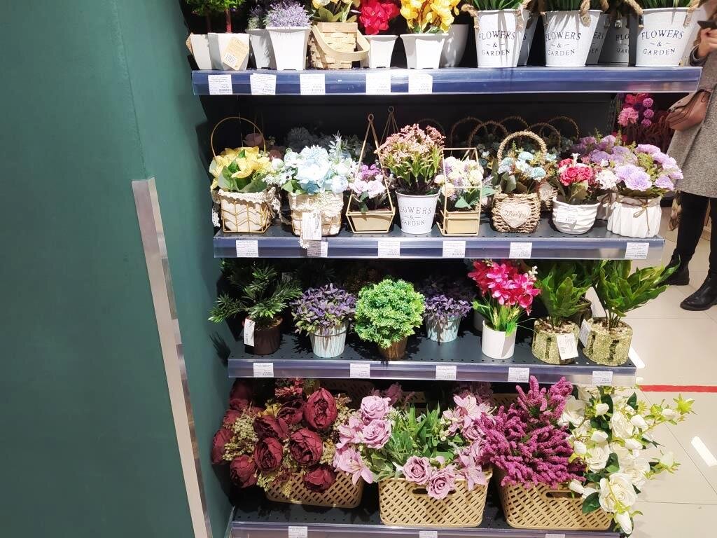 композиция из цветов. искусственные композиции в кашпо. искусственные цветы. цветы в вазе. можно дарить искусственные цветы живым людям.