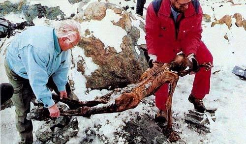 30 лет назад - 19 сентября 1991 года - в Альпах была случайно обнаружена самая древняя мумия Европы. Ее нашли два немецких туриста-альпиниста, супруги по фамилии Симон, и сообщили куда следует.-3-2