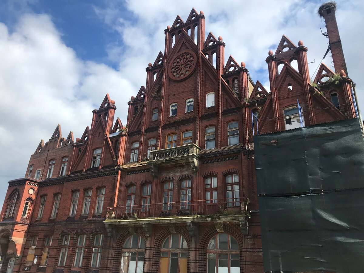 Бывшее здание Народного Банка. Оно было построено в 1911 году. С 2016 здание выставлено на торги, стартовая цена около 50 млн.