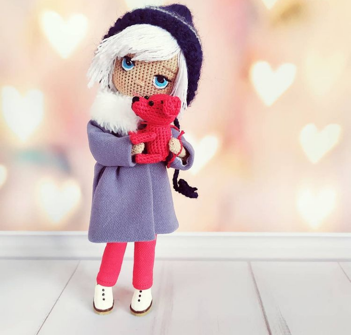 Есть у нашей героини куклы, посвящённые героиням известных мультфильмов (например,Королине или девочке из  "Варежки")