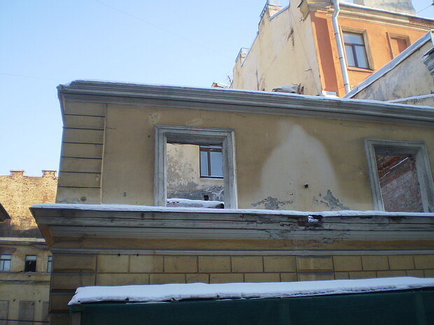 Первый флигель по переулку в 2012 г. (Чайковского ул., 29/Друскеникский пер., 2). Фото - Виктор М. с сайта citywalls