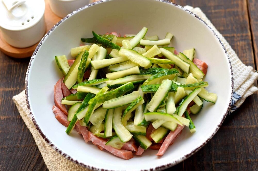 Корнишон копченый. Салат с копченой колбасой и огурцами. Салат с копчёной колбасой и свежим огурцом. Салат с горошком и колбасой. Салат с зелёным горошком и колбасой копченой.