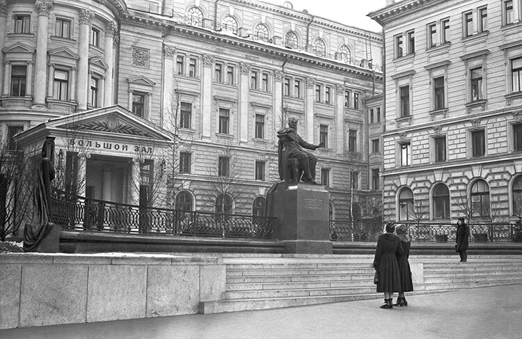 Памятник Петру Ильичу Чайковскому, установленный перед зданием Московской государственной консерватории. Фото С. Преображенского, 1954 год © Главархив Москвы 