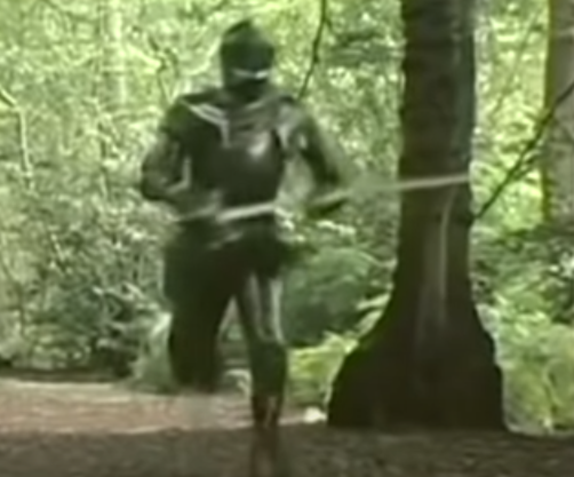 На снимке видно, что реконструктор в полном доспехе бежит!