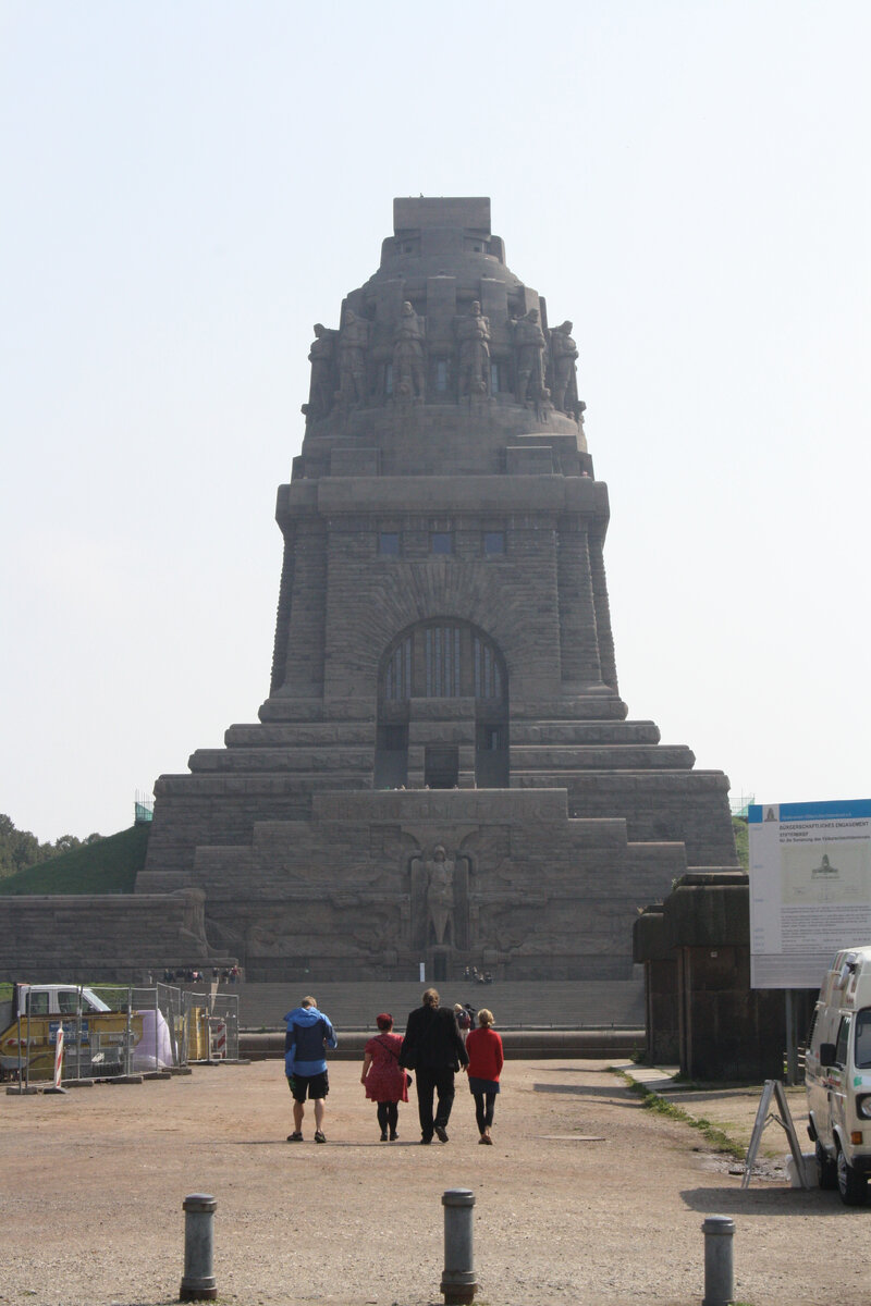 Величие и масштаб сооружения трудно передать на фото.