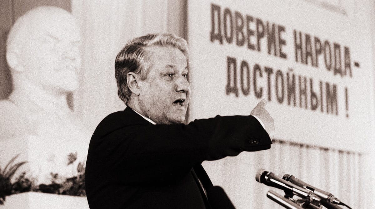 На фото Б. Н. Ельцин объявляет о выходе из ЦК КПСС