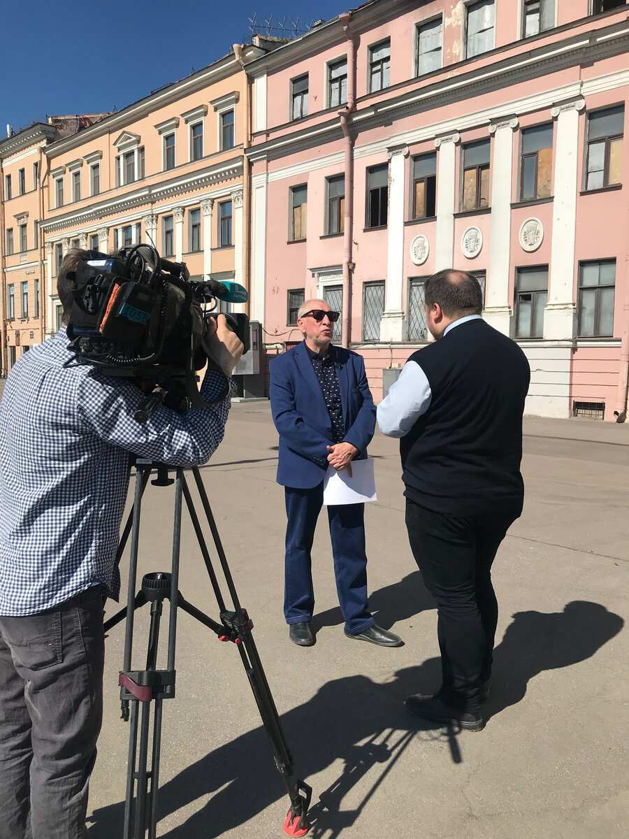 Дом на Университетской набережной. Горит регулярно, разрушается, но приватизирован и финансированию не подлежит. На снимке, обсуждение проблемы с корреспондентом программы "Пульс города". 