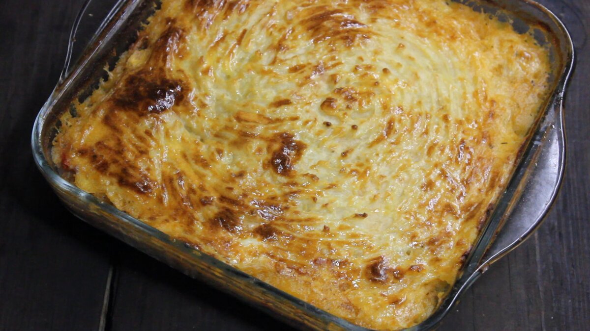 Английский Пастуший пирог по сути, это не пирог, а вкусная мясная запеканка с овощами. Готовить такую запеканку быстро, получается сочная и сытная. Английский пастуший пирог - Это традиционное старинное блюдо британской кухни. Это не что иное , как запеканка из картофельного пюре с фаршем. и овощами. Это блюдо было "коттеджным пирогом"- с 1791 года, когда картофель ввели в число основных продуктов питания бедноты.  Проживающей в "коттеджах"- небольших домах для сельской местности. 