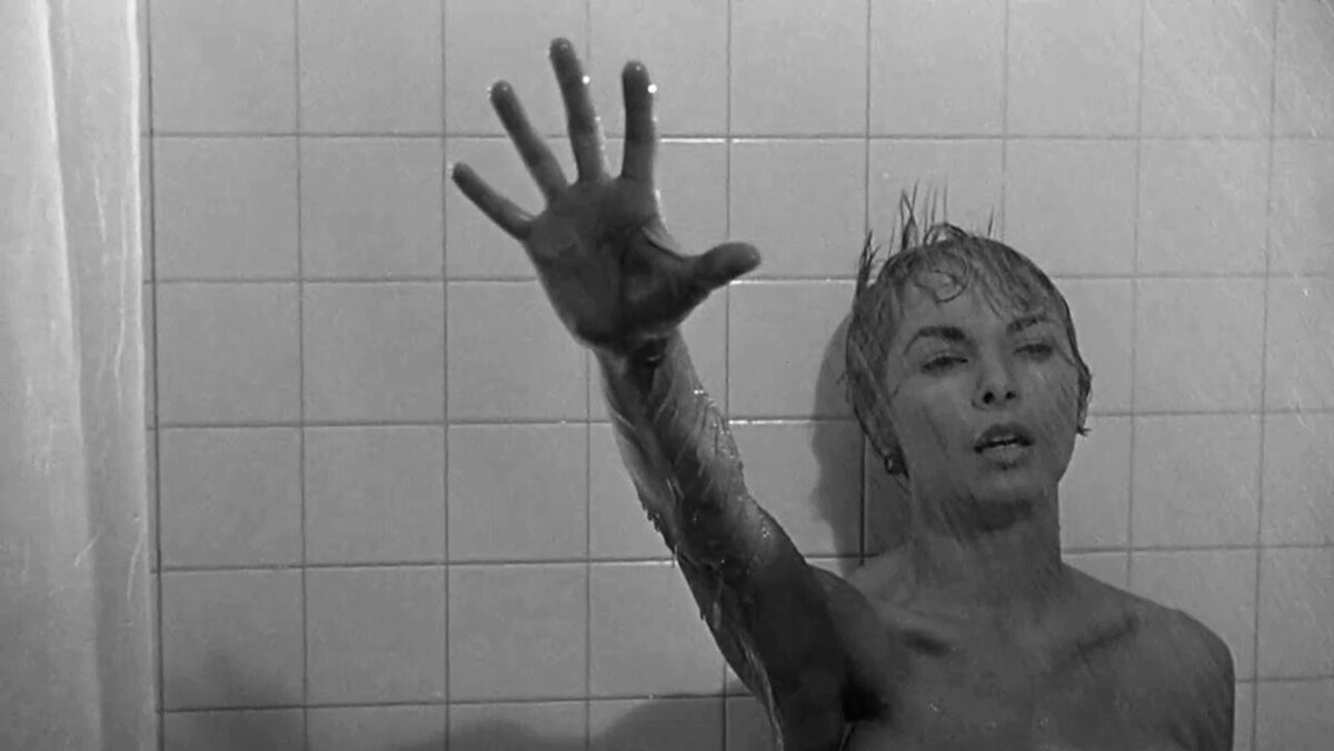 Джанет Ли в роли Мэрион Крейн на кадре из фильма «Психо»
Трудно в это поверить, но безумная классика Хичкока действительно имеет реальный первоисточник. В основу истории помимо книги Роберта Блоха легла жизнь настоящего маньяка Эда Гина. Переодевания в женщину, склад костей дома и убийства — всё это имело место быть. Правда, совсем не в таком порядке и не с таким колоритом, как это показано в фильме Хичкока, однако влияние преступника на образ героя Энтони Перкинса бесспорно. Впрочем, не один Хичкок ужаснулся судьбе Гина: он повлиял на десяток писателей и режиссёров, так что его упоминание можно встретить, например, в «Американском психопате» и даже в игре Outlast, а биография Гина легла в основу персонажей из «Молчания ягнят» и «Техасской резни бензопилой». Словом, настоящий одиозный маньяк, который своим воздействием на поп-культуру может сравниться с Тедом Банди и Джеффри Дамером.