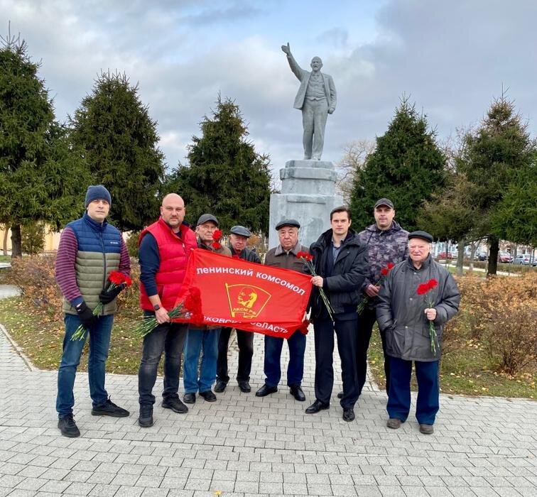 Для граждан, выросших в советское время жизнь без комсомола даже невозможно представить. Быть членом ВЛКСМ считалось очень важным и почетным.