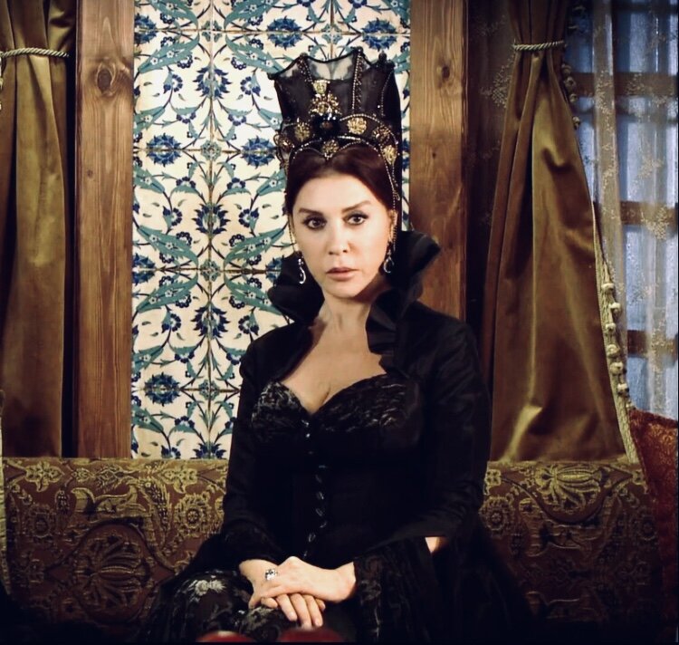 Валиде с первой встречи объяснила Хюррем и всем нам, ху есть ху в Османской империи. "Теперь твою судьбу султан Сулейман решает. И Я"! Кадр из сериала