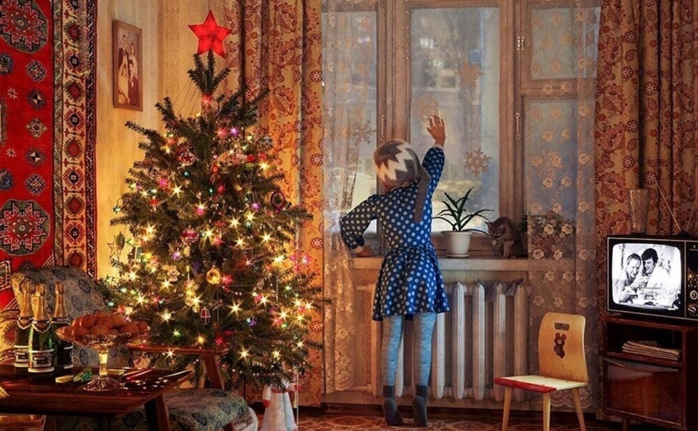  Болезни, как и всё в жизни не случайны. Они несут свои функции. Одни из них мы хорошо видим и осознаём это боль, которая в наш сценарий конечно же не входила.
Но жизнь не бывает без болезней и боли. Я не знаю таких людей, кто бы не болел совсем. Но такова жизнь и исправить этого мы не можем. Вот и ковид -19 к нам нагрянул неожиданно, без предупреждения и так просто от него избавиться не получается. Вот и я переболела и не в самой лёгкой форме. Большое спасибо всем, кто меня поддержал, молился за меня, писал, звонил ит.д ❤
А таковых оказалось немало. И вот это первое о чём хочется сказать. 🦠Понимаешь свою значимость, как много людей тебя уважают и переживают за тебя: семья, родственники, знакомые, сотрудники и т.д. С одной стороны у меня не было сил говорить и писать, но с другой стороны очень приятна такая поддержка. И я думаю она мне помогла!...
🦠Болезнь – это время на подумать, взвесить все за и против, что сделала правильно, где совершила ошибки, какие убеждения мешают, что можно редактировать.
🦠Кроме того болезни приводят к себе, не знаю как это происходит, но начинаешь вспоминать то чем любила заниматься в детстве, что себе не позволяла.
🦠Начинаешь уделять себе больше внимания, относиться к себе бережно, уважать свои потребности.
Думаю, чем тяжелее болеешь, тем больше осознаний к тебе приходит. Не даром же говорят, что болезнь ломает человека, убирает всё наносное и ведёт к себе истинному. Происходит духовное развитие человека.
Но мы всегда смотрим на болезнь, впрочем, как и на всё происходящее через призму негатива. Но есть и другая сторона, которую неосознанный человек замечать не хочет.
Нет, я конечно не за болезни, я за то, чтобы посмотреть на них с другой стороны...
И самое главное, я думаю, чему учит болезнь: любовь к жизни и осознание её ценности. Когда находишься на волоске между жизнью и смертью понимаешь, какой это бесценный дар жить. И все мелкие неприятности, проблемы — это так не важно и так РЕШАЕМО (как говорит одна моя знакомая).
Пройдя ещё один урок, такой как болезнь, ты начинаешь смотреть на мир другими глазами, гораздо позитивней и начинаешь жить более осознано.
Да было тяжело: не могла ходить, дышать, передвигаться. Но всё же я благодарна своим болезням за то, что они поменяли меня, помогли мне вспомнить себя настоящую и полюбить по-настоящему этот мир и эту ЖИЗНЬ!
