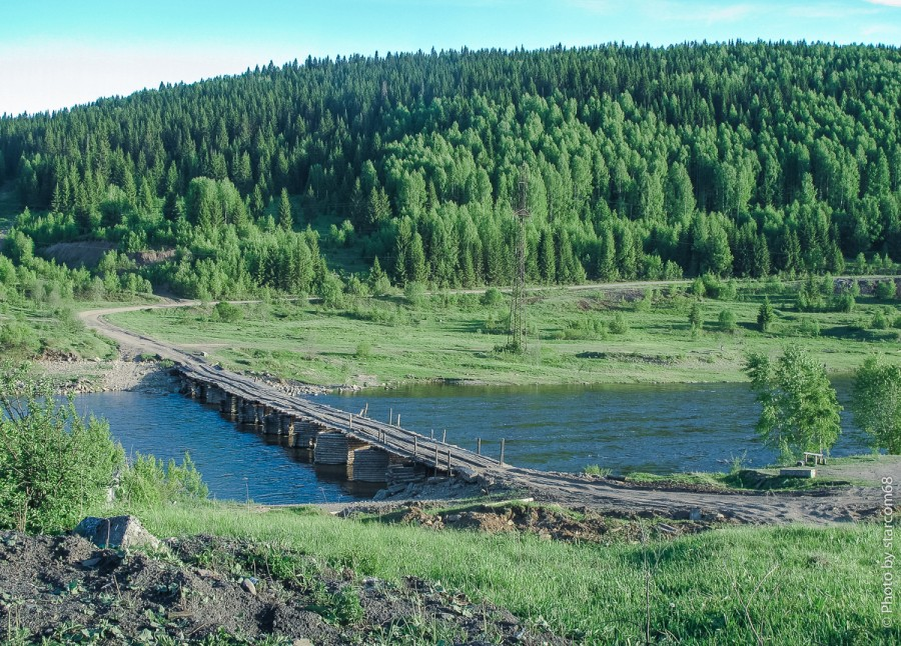 Знаменитый деревянный мост через Косьву. Фото сделано с правого берега реки в 2015 году