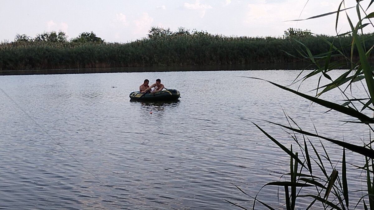 Плаваю с отцом на этой лодке.