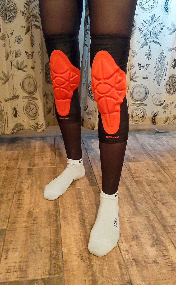 Наколенники лучше выбирать не на завязках, а плотно прилегающие и одевать их под брюки, тогда они не будут сдвигаться.