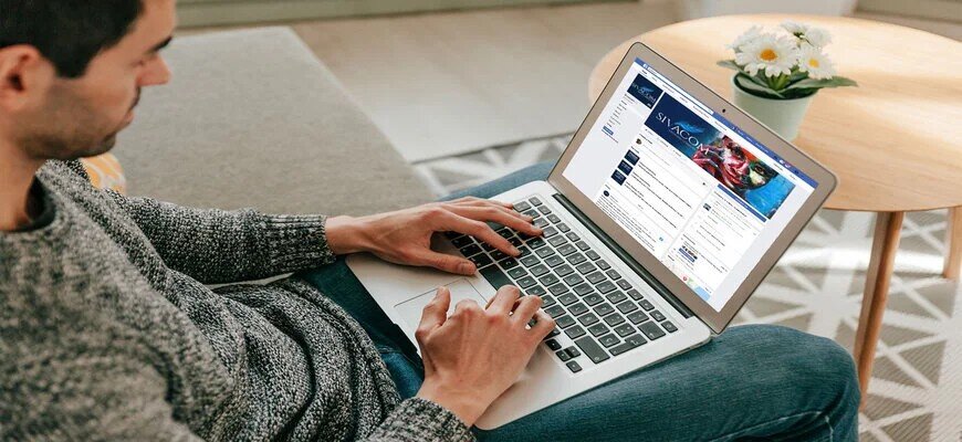 Мужчина, изучающий интернет, uptu.me