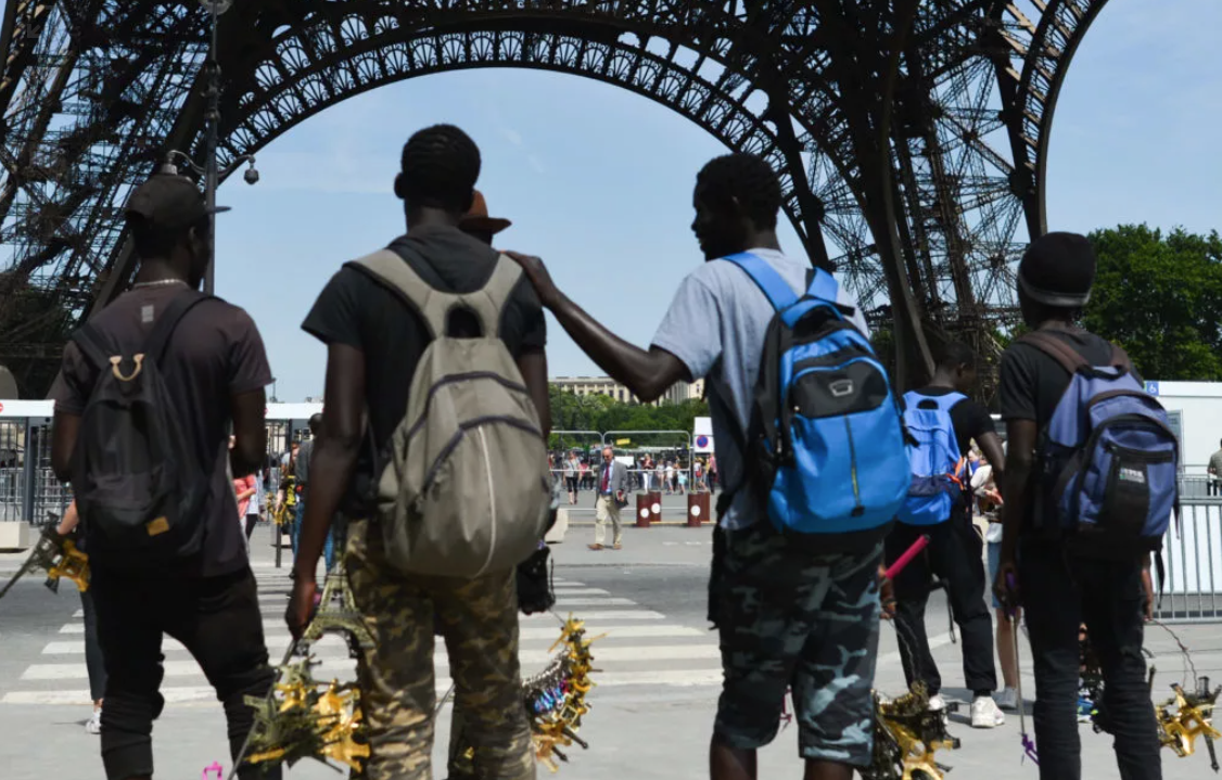 Во франции перепутали. Париж иммигранты. Мигранты в Париже. Беженцы во Франции. Иммигранты во Франции.