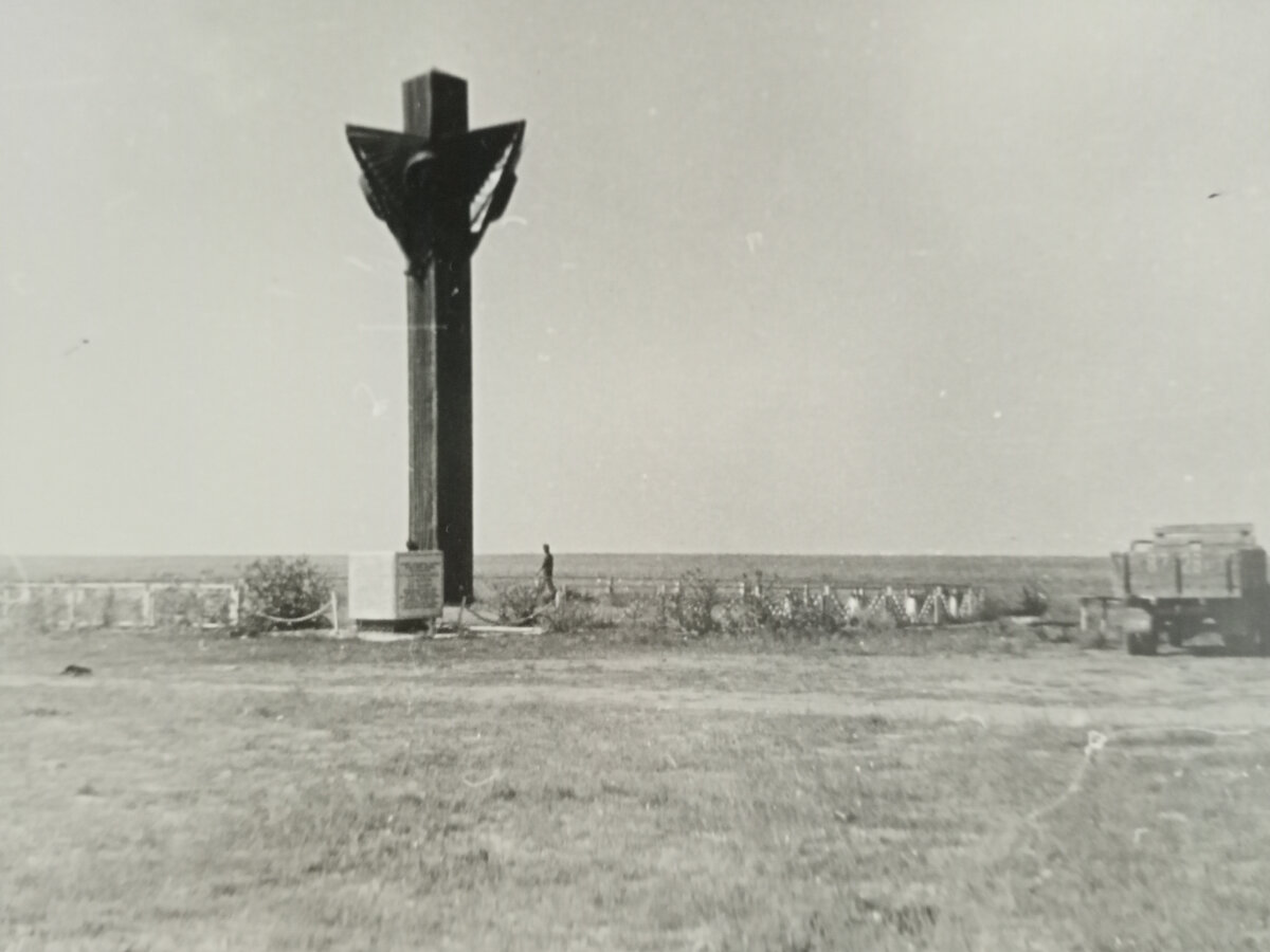 Памятник  на  месте гибели экипажа  Добровольского.Бетпак-Дала.